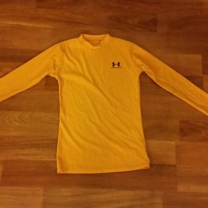 Under Armour YMD Medium heat gear knit long  shirt